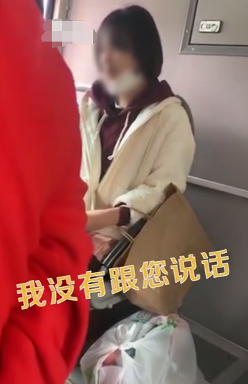 女子公交上摘口罩吃榴莲 乘坐公交车注意事项