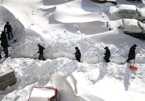 大学生在校园内被狂风暴雪吹走 大学生被狂风吹走