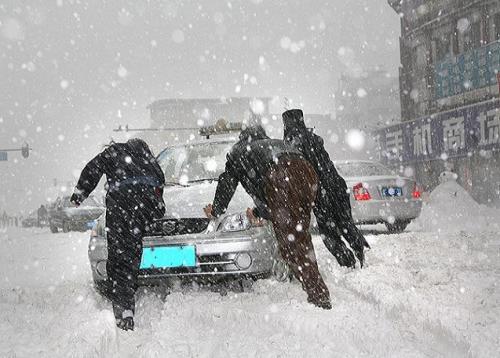 大学生在校园内被狂风暴雪吹走 大学生被狂风吹走