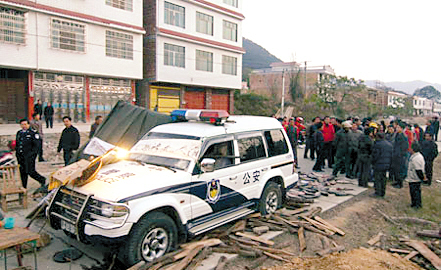 陕西旬阳警方通报警车撞死行人 警车撞死人要承担什么责任