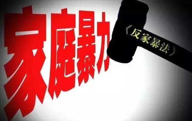 C罗等球员在脸上涂口红反对家暴 C罗 伊布脸上涂口红