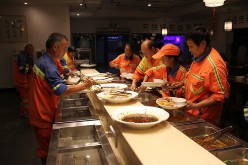 饭店为困难客人提供免费晚餐 北京一餐馆提供爱心晚餐