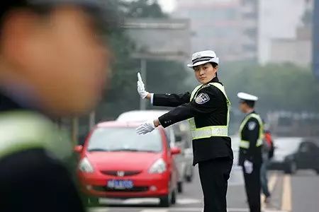 交警回应司机救人闯红灯家属拒作证 救人闯红灯处理流程