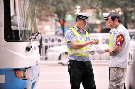 交警回应司机救人闯红灯家属拒作证 司机为救婴儿闯红灯