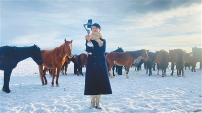 女副县长雪地策马爆红 已停直播 女副县长策马为当地旅游代言