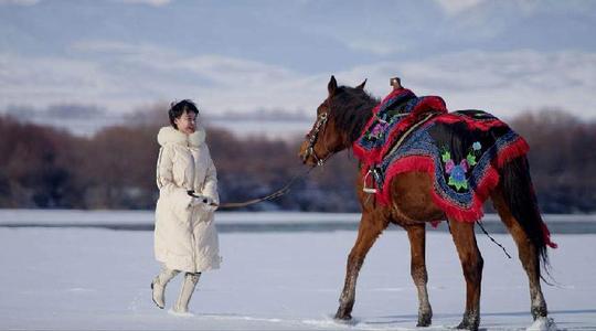 女副县长雪地策马爆红 已停直播 女副县长策马为当地旅游代言