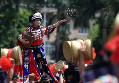 广西一女老师让学生尿裤里 广西女老师民族歧视