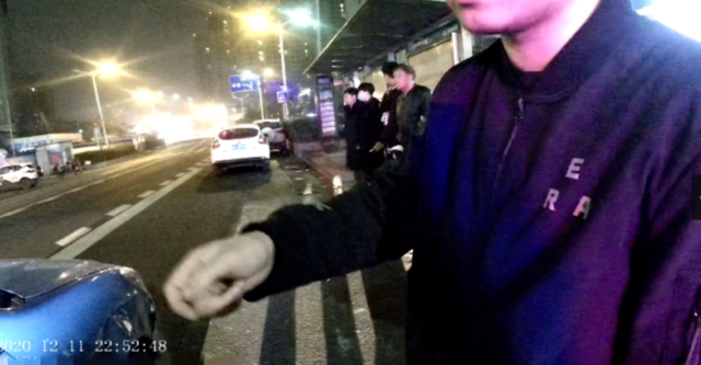 女子酒后脚踹民警 知道我是谁吗 袭警罪一般判刑多久