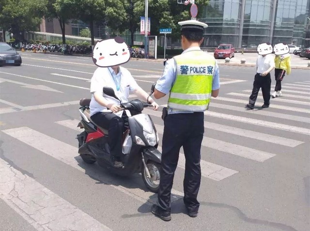 圣诞老人骑电车送礼物违章被查 电动车走机动车道处罚多少