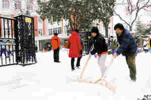 美国一男子用喷火器清除门前积雪 清理道路积雪的方法