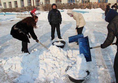 美国一男子用喷火器清除门前积雪 清理道路积雪的方法