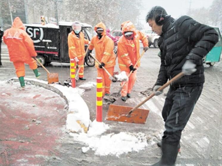 美国一男子用喷火器清除门前积雪 清理道路积雪的方法