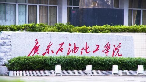 男子将硫酸泼2女同学头上 两女生现在怎么样了