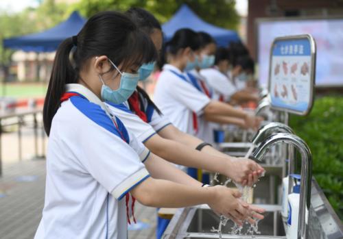 多地中小学陆续分批 错峰开学 多地中小学错峰开学