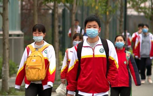 多地中小学陆续分批 错峰开学 多地中小学错峰开学