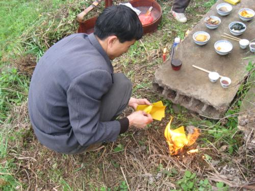 上坟摆供五样都是什么 上坟三样点心两样水果