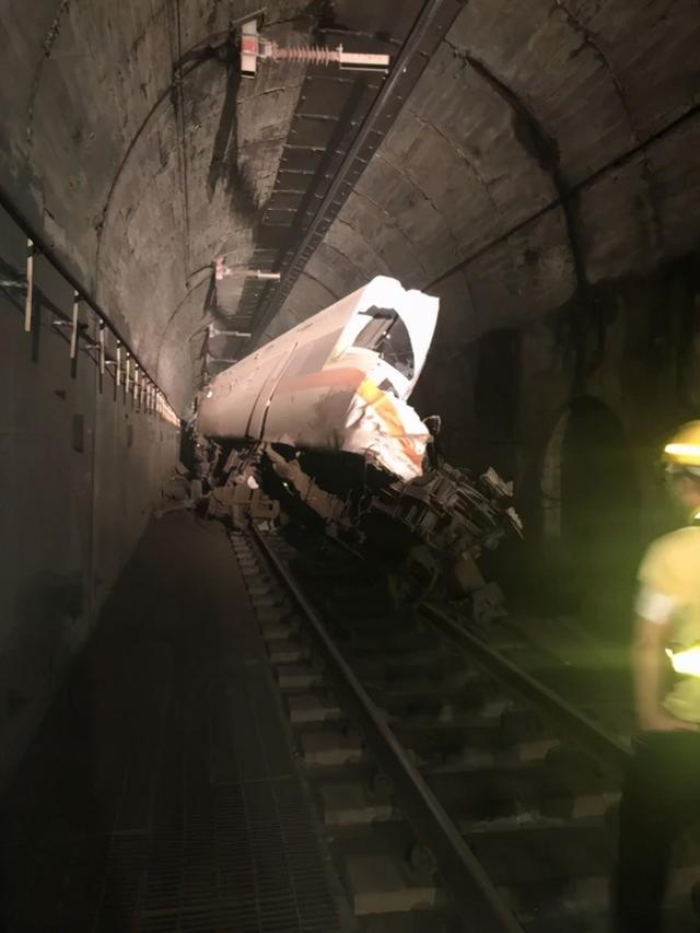 台铁列车脱轨事件 台铁列车脱轨死了多少人 台铁列车脱轨原因