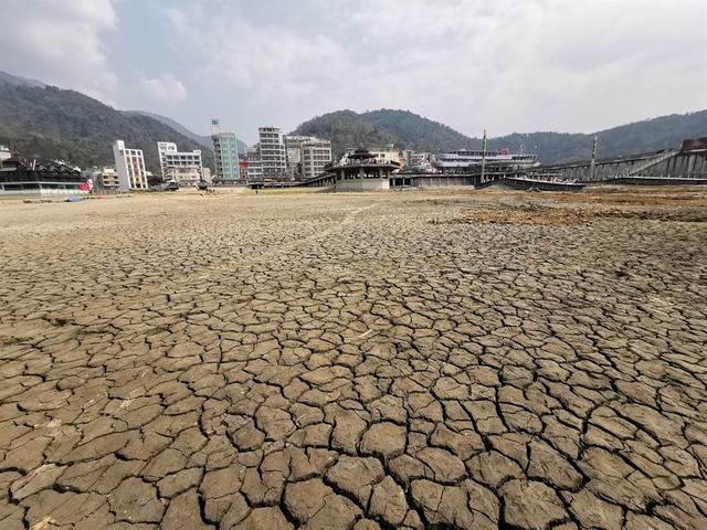 日月潭潭底干枯成块状 日月潭为什么干枯