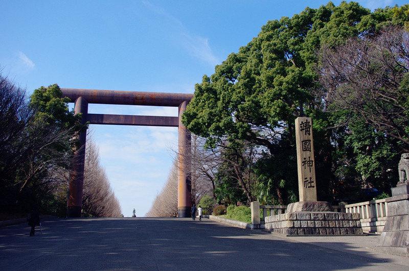 哪个明星跪拜靖国神社 有多少日本明星拜靖国神社 靖国神社都有哪些明星去参拜