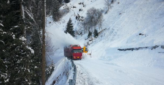 印度冰川断裂引发雪崩 雪崩是怎么引起的