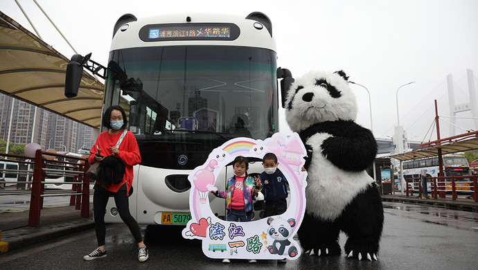 上海熊猫公交车上路 公交在路上行驶注意什么