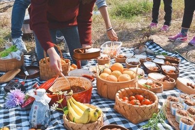 与朋友一起去野餐的说说 形容野餐很开心的说说