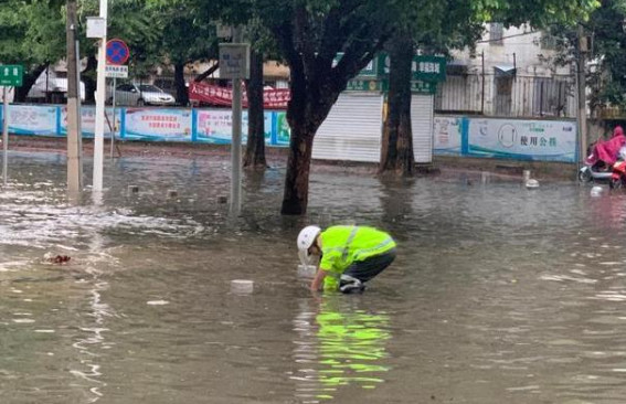 广西北海暴雨来袭困扰民众 持续暴雨的原因