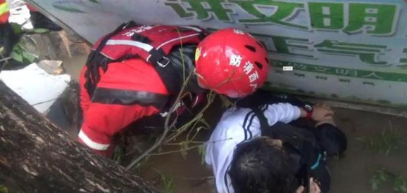 广西北海暴雨来袭困扰民众 持续暴雨的原因