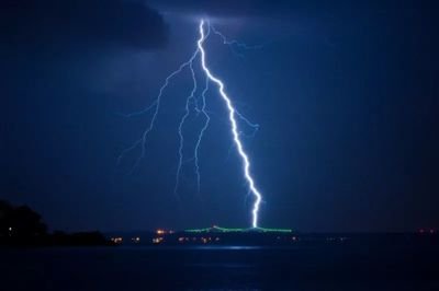 雷暴天气能玩手机吗 雷暴天气玩手机会怎么样