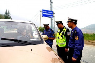 民警用辣椒水喷老人 官方通报 警察已被停职调查