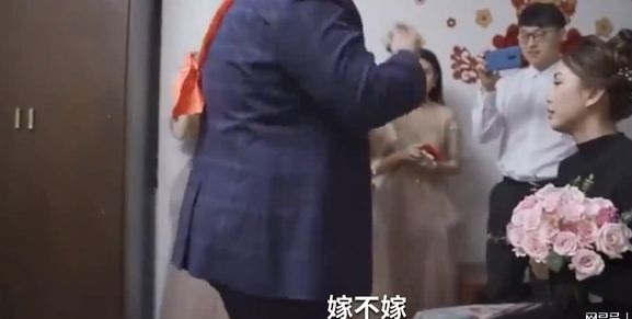 新郎拒读婚约誓词 质问新娘嫁不嫁 这样的新郎真的能放心嫁？