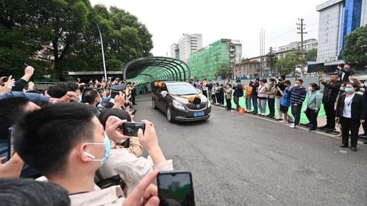 民众跪地痛哭送别袁隆平 世界网友悼念袁隆平