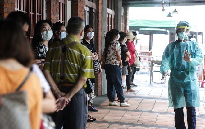 台湾一确诊患者持刀袭击医护人员 台湾30日通报增加355例本土病例 台湾新增确诊病例