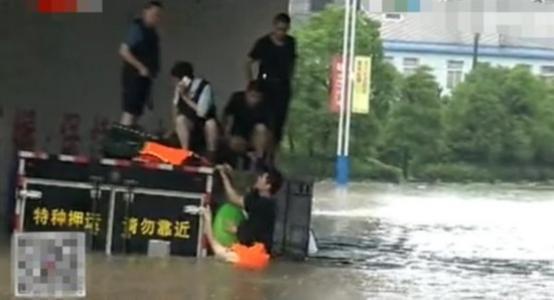 广东九个暴雨红色预警同时生效 东莞暴雨致运钞车被淹