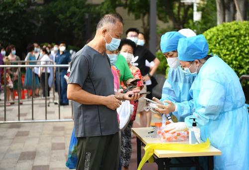 广州荔湾疫情传播链增至77人 广州荔湾区2地封闭式管理