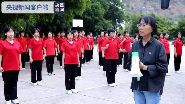 班主任拄拐杖为学生送考 张桂梅再送150名考生参加高考