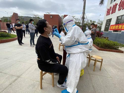 广州男子拒绝配合核检并袭警被刑拘 拒绝配合核酸检测袭警被刑拘 男子拒绝核检还袭警被刑拘