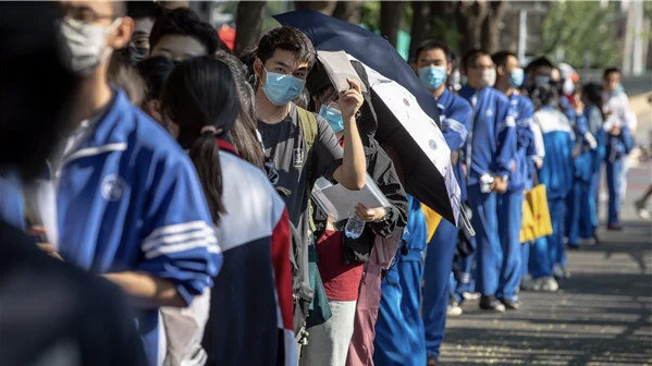 湖北一高考考生带手机拍摄试卷 考生带手机拍摄试卷被取消考试资格 考生带手机进考场拍试卷作弊