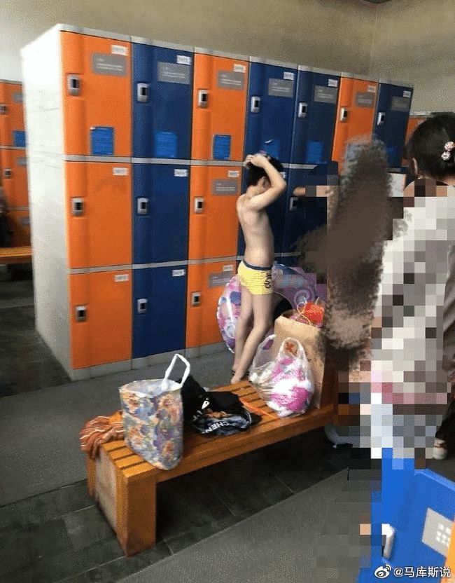 女子带儿子进游泳馆女更衣室引热议 妈妈带十几岁儿子进女更衣室