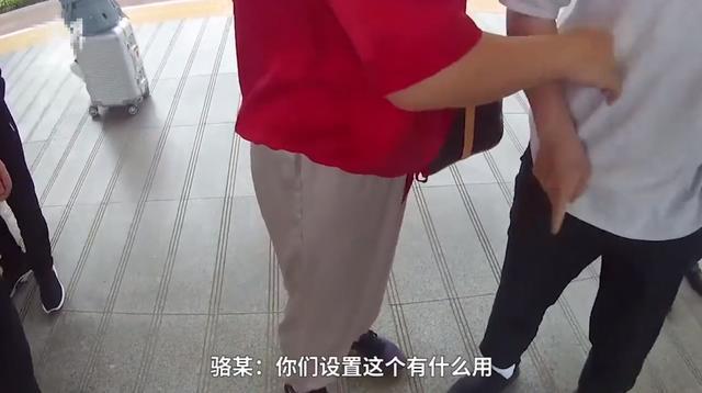 江苏一男子车站撒泼袭警 江苏一男子车站撒泼袭警他还是个孩子 他还是个孩子你怎么看