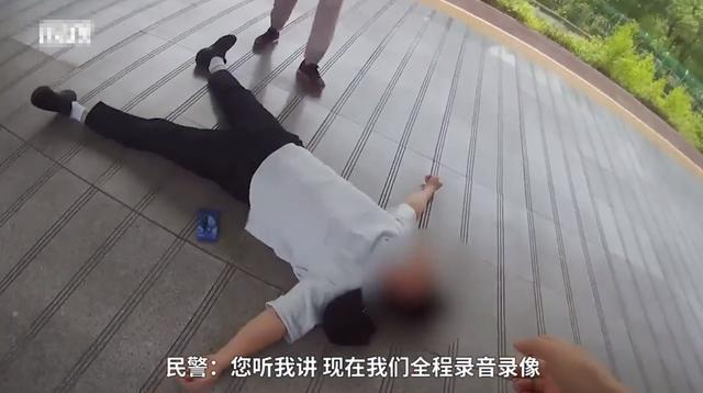 江苏一男子车站撒泼袭警 江苏一男子车站撒泼袭警他还是个孩子 他还是个孩子你怎么看