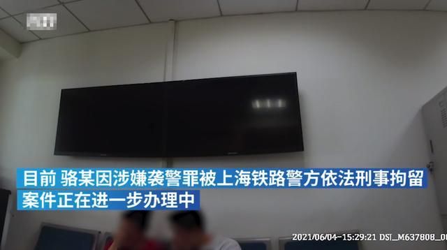 江苏一男子车站撒泼袭警 江苏一男子车站撒泼袭警他还是个孩子 他还是个孩子你怎么看