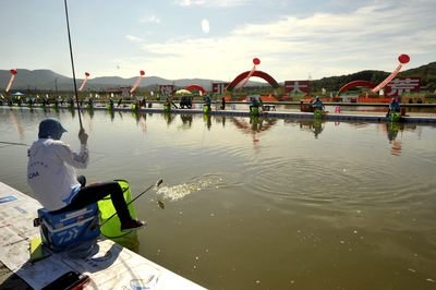 夏天钓鱼应该钓深水还是浅水 夏天钓鱼钓底还是钓半水