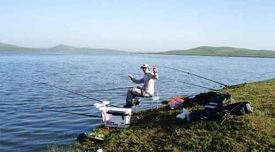 夏天钓鱼应该钓深水还是浅水 夏天钓鱼钓底还是钓半水