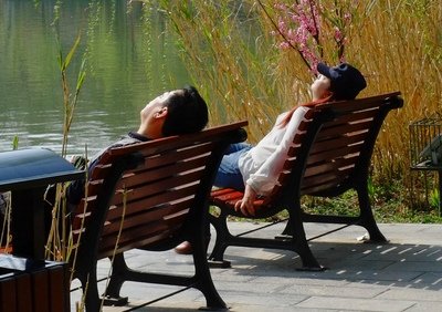 夏天晒太阳的最佳时间 夏天什么时候晒太阳补钙最好