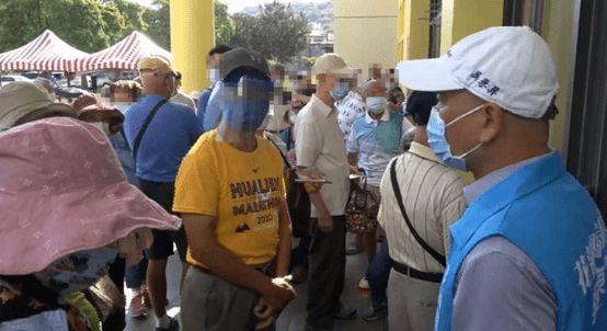 台湾民众高楼外挂布条求疫苗 台湾民众狂奔争抢疫苗残剂