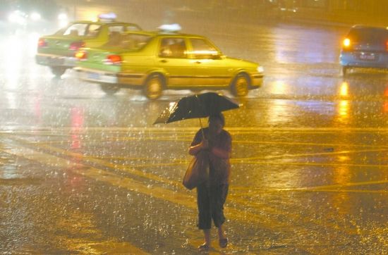 暴雨会引发什么灾害 暴雨天气有好处吗