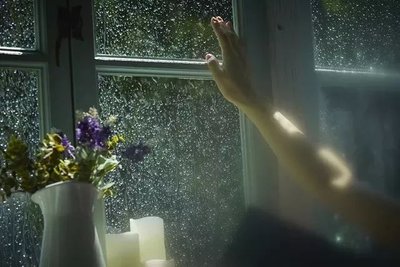 梅雨季节不开窗会发霉吗 梅雨季节要开窗还是关窗