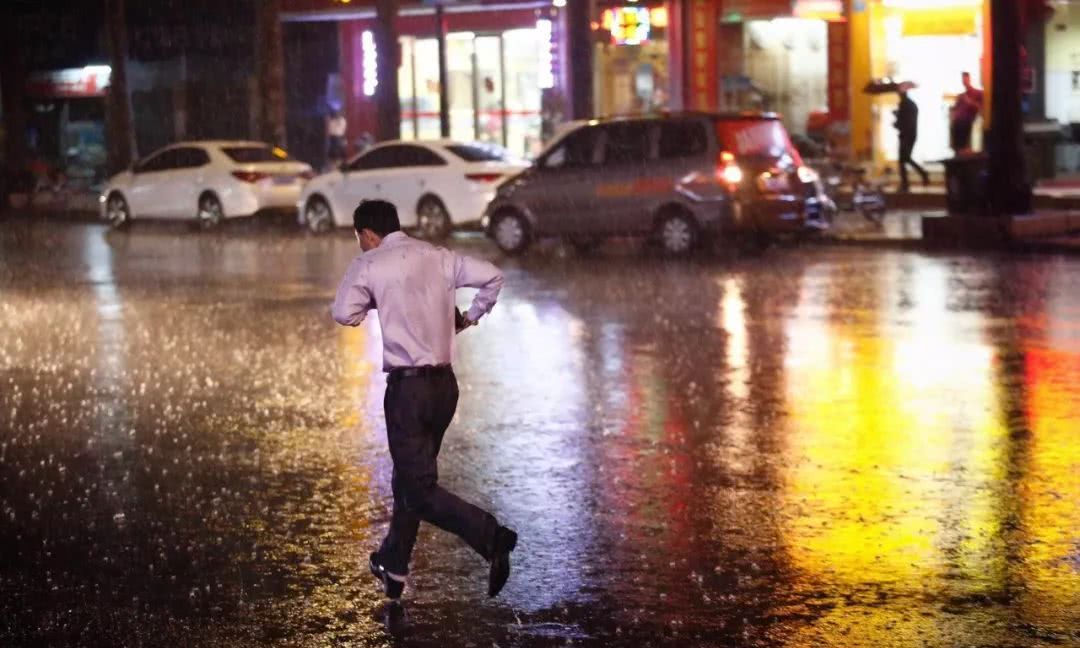 河南遭遇极端强降雨 强降雨天气安全注意事项