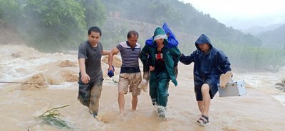 被洪水围困时应该怎么办 被洪水困住如何逃生